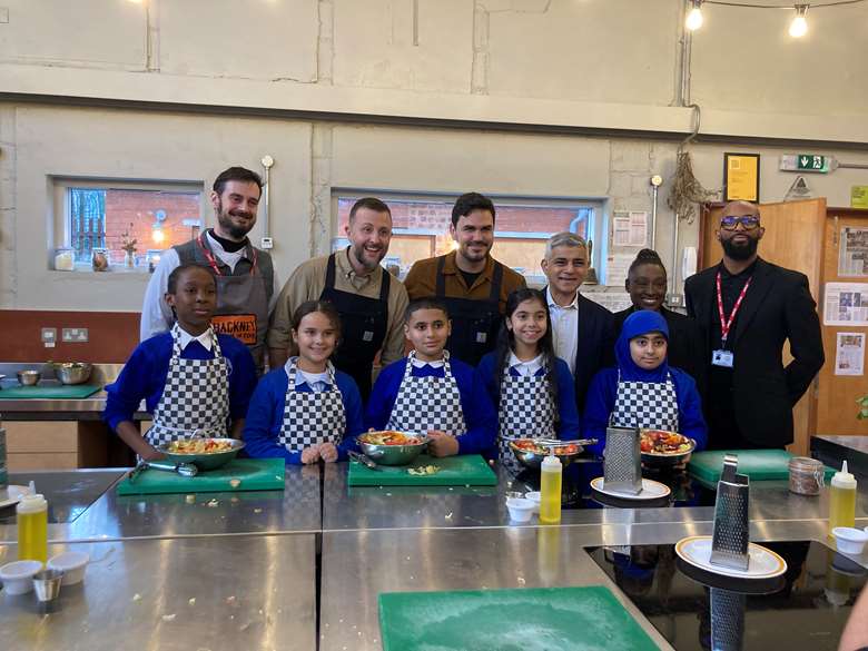 Sadiq Khan joined primary school pupils for lunch made by chefs from BOSH! Picture: Hannah Rashbass